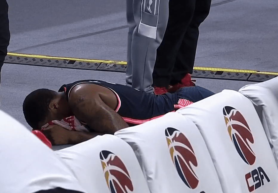 塞维利亚训练开放日，赛前门线救险引欢呼，CBA常规赛在即，临场指挥获称赞的简单介绍