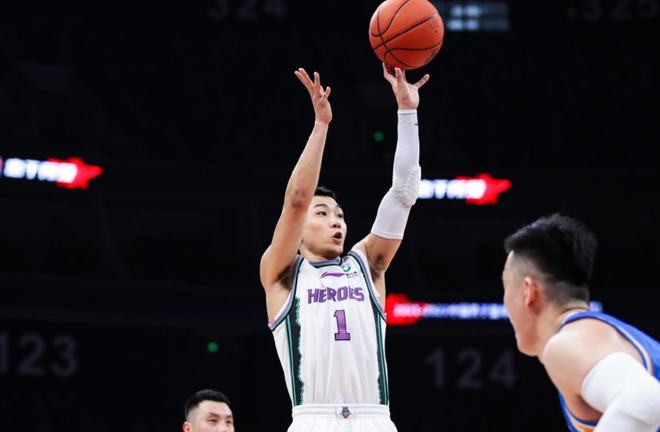 关于风云突变！勒沃库森集结日复出首秀；CBA常规赛版图或变；引发热议；心理建设被强调的信息